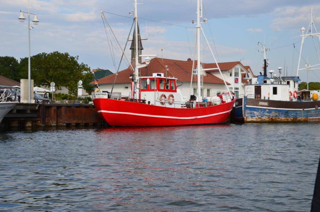 Reetferienhaus - Schaprode Hafen Exteriör bild